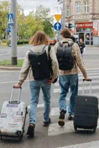 Voyageurs avec valises à l'aéroport
